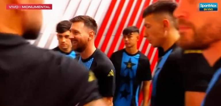 Teammates are waiting for Messi to go out on the field, the video has gone viral on social networks